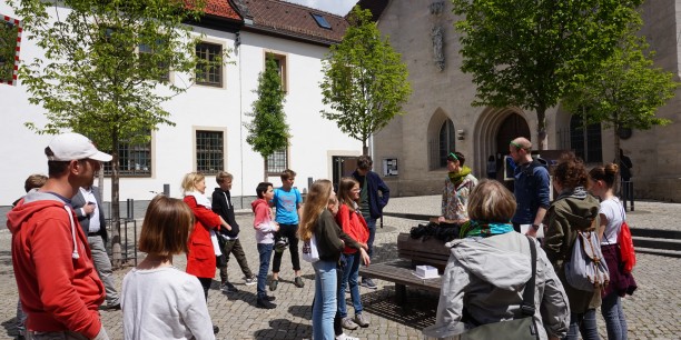 Viele Mädchen und Jungen waren gekommen, um sich auf die Suche nach Spuren von „Mister L“ zu begeben. Foto: © Sebastian Tischer 