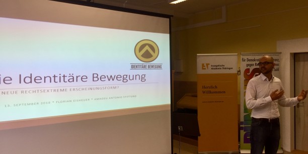 Florian Eisheuer von der Amadeu Antonio Stiftung informierte beim Bürgerforum über die Identitäre Bewegung. Foto: (c)EAT