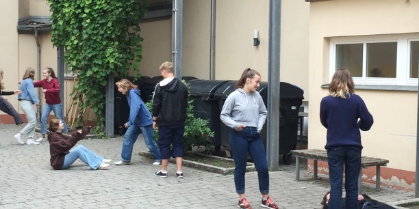 Zwischen den Werkstattphasen setzten sie sich aktiv - wie hier mit der Darstellung von Bildertheater - mit Fragen von Gesellschaft, Demokratie und Geschichte auseinander. Foto: © EAT