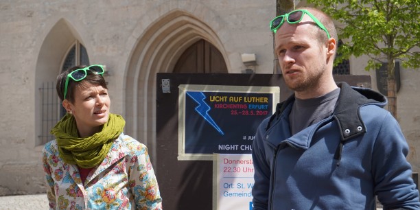 Jasmin Kramer, Evangelische Jugend Erfurt und Jan Grooten, Evangelische Akademie Thüringen/Jugendbildungsstätte Junker Jörg leiteten die Stadtrallye in Erfurt. Foto: © Sebastian Tischer 