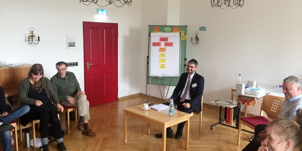 Landesrabbiner Alexander Nachama im Gespräch mit den Teilnehmenden. Foto: © EAT