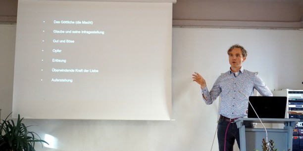 Theologe Dr. Constantin Plaul regte zum Gespräch über religiöse und mythische Elemente von Star Wars an. Foto: © EAT