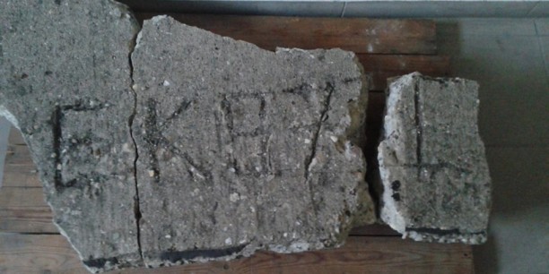 Relikt aus der Zeit der Bausoldaten in den 80ern: Inschrift auf einem Betonbrocken im Eingangsbereich des Domgymnasiums Merseburg. Foto: © EAT