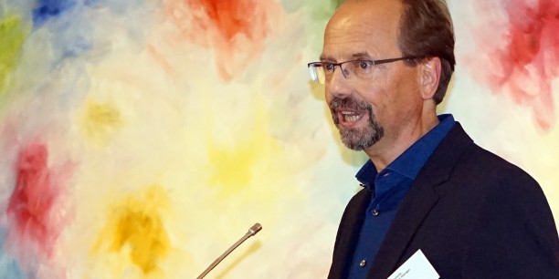 Andreas Kuhn spricht über seine Bildzyklen "Heaven at work" und "Im Lichte der Unendlichkeit". Foto: ©Annekathrin Härter