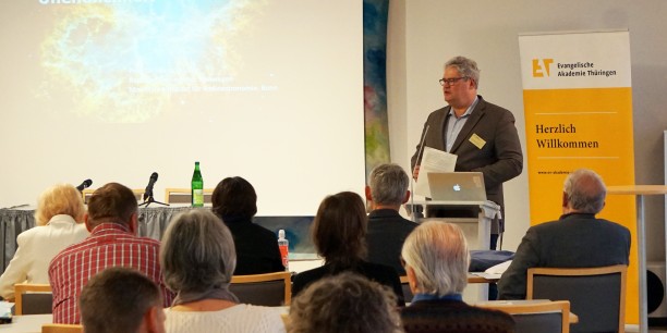 Die Vernissage war gleichzeitig die Eröffnung zur Tagung "Unendlichkeit" von Akademiedirektor Prof. Dr. Michael Haspel. Foto: ©Petra Dolny