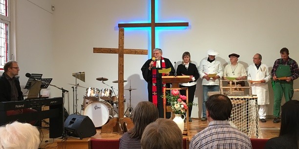 Meister verschiedener Gewerke gestalteten den ökumenischen Handwerker-Gottesdienst am 11. Mai 2019 in der Hoffnungskirche Wittenberg mit. Foto: © EAT