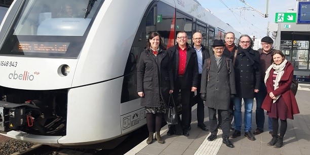 Von Halberstadt nach Halle im Abellio-Zug: Propst Christoph Hackbeil (Mitte) und Vertreterinnen von EKM und Diakonie im Gespräch mit Carmen Parrino (l.) und Matthias Neumann (2.v.l.) von Abellio. Foto: (c) Kathrin Kaufhold/Abellio