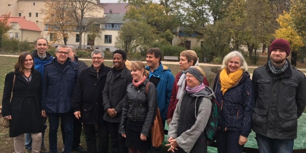 Gemeinsame Andacht der Kolleginnen und Kollegen aus Neudietendorf und Wittenberg vor der Glasarche im Luthergarten. Foto: ©EAT