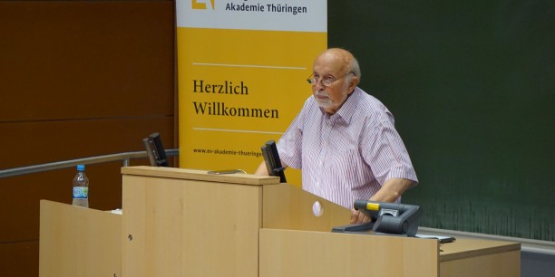 Prof. Halbfas spricht im Jenaer Hörsaal über das Christentum im Wandel - historisch und gegenwärtig. Foto: © EAT