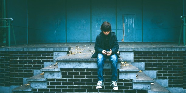 Nach der Schule mit Freunden abhängen - für Jugendliche ist das derzeit nicht möglich. Alternativ trifft man sich z.B. auf digitalem Wege. Foto: Gaelle Marcel/unsplash
