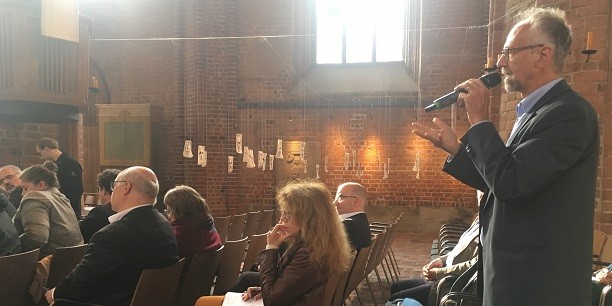 Auch wenn KI noch in den Kinderschuhen steckt: Über die möglichen Veränderungen von Gesellschaft und Kirche wird kritisch und konstruktiv debattiert. Foto: © Holger Lemme/EAT
