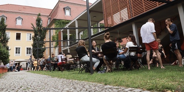 Im Garten des Zinzendorfhauses herrschte eine Woche lang buntes Treiben: Rund 100 Studierende, Akademikerinnen und Engagierte diskutierten über neue Wege in Wirtschaftswissenschaft und Wirtschaftspolitik. Foto: © EAT/Lukas Böhm