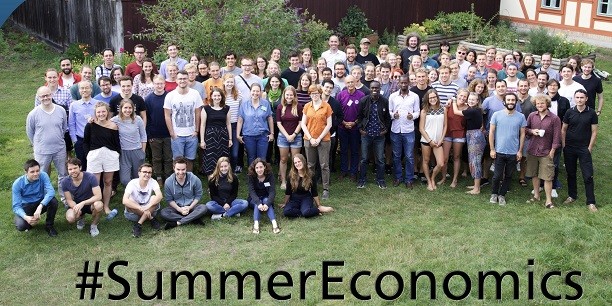 Aus 14 Ländern, darunter Südkorea, Mali, Libanon, Chile oder Litauen, kamen die Teilnehmerinnen und Dozenten zur Sommerakademie nach Neudietendorf. Foto: © EAT/Lukas Böhm