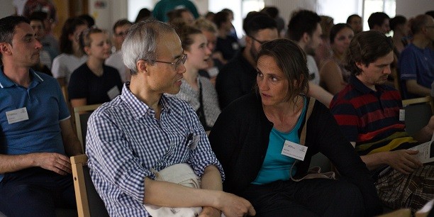 Rund 100 junge Leute diskutieren mit 20 Referentinnen und Dozenten über ökonomische Ansätze und Theorien, die an den Hochschulen nur am Rande gelehrt werden. Foto: © EAT/Hannah Beck