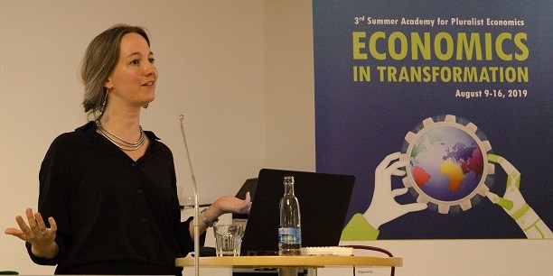 Constanze Haug vom International Carbon Action Partnership eröffnet die Sommerakademie mit einem Vortrag zu marktbasierten Instrumenten der Klimapolitik. Foto: © EAT/Hannah Beck