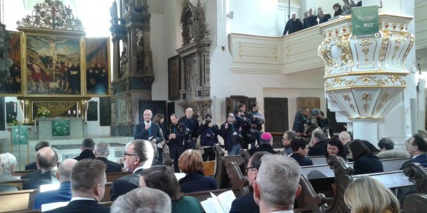 In festlicher Erwartung kurz vor dem Beginn des Gottesdiensts in der Herderkirche. Foto: © EAT