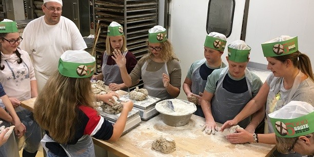 Der Teig klebt: Zwölf Konfis aus dem Mansfelder Land backen in der Bäckerei Morgenstern im Rahmen der Aktion „5000 Brote – Konfis backen Brot für die Welt“. © Foto: Holger Lemme/EAT.