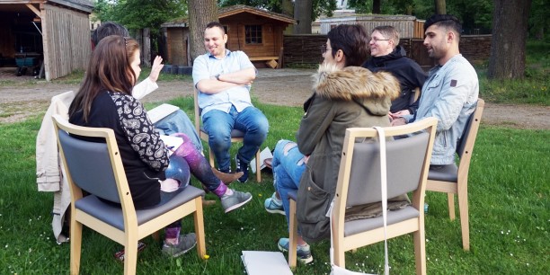 Wie können wir politische Bildung gemeinsam gestalten? - Im Garten des Zinzendorfhauses tauschten sich die Teilnehmenden des Vernetzungstreffens über diese Frage aus. Foto: ©Carlotta Hack/EAT