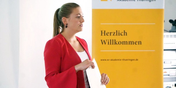 Carina Rüllich eröffnete die Vernissage im Rahmen ihres FSJ-Projektes im Zinzendorfhaus Neudietendorf. Foto: © Annekathrin Härter/ EAT