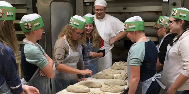 Bevor die Brote in den Ofen kommen, werden sie mit individuellen Zeichen markiert. © Foto: Holger Lemme/EAT.