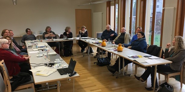 16 Referentinnen und Sozialsekretäre des KDA aus allen Teilen Deutschlands kamen zum Herbsttreffen des Bundesausschusses „Erwerbslosigkeit, Sozial- und Arbeitsmarktpolitik“ nach Neudietendorf. Foto: © Holger Lemme/EAT