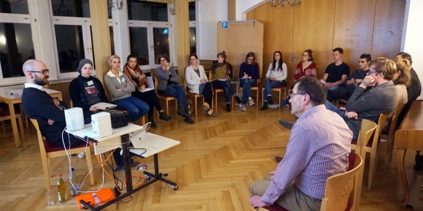 Die Teilnehmer*innen im Gespräch mit Politikwissenschaftler und Ethnologe Florian Eisheuer aus Berlin. Foto: ©Jan Grooten
