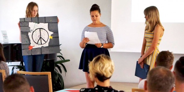 Schülerinnen des Ernestinum Gymnasiums aus Gotha stellten ihre verschiedenen Friedenswerke dem Publikum vor. Foto: © Annekathrin Härter/ EAT