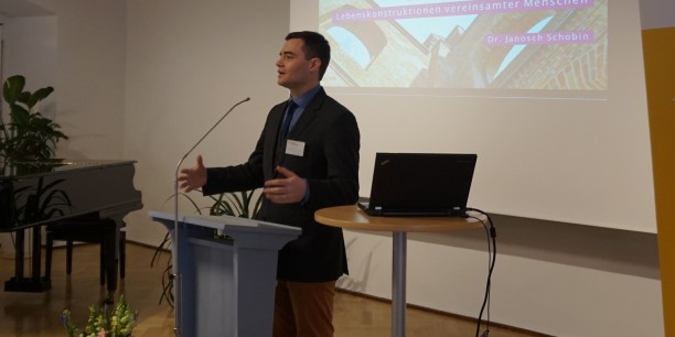 Dr. Janosch Schobin referiert über "Lebenskonstruktionen vereinsamter Menschen". Foto: © EAT