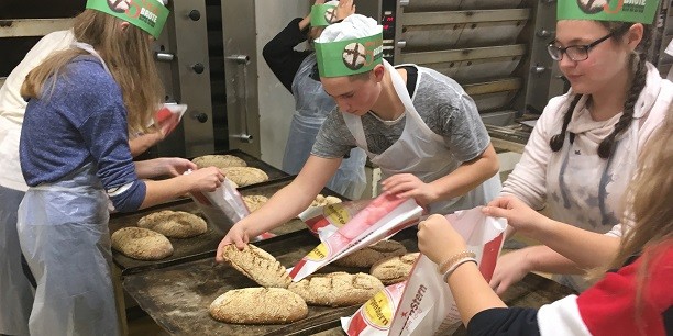 Es duftet köstlich: Endlich können die frischen warmen Brote verpackt werden. © Foto: Holger Lemme/EAT.