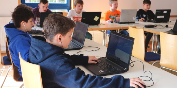 Ganz besonders freuten sich die Teilnehmenden, wenn es zum Minecraft spielen an die Laptops ging. Foto: ©Désirée Reuther/ EAT
