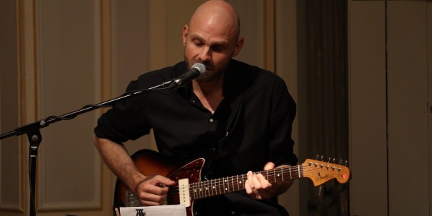 Christoph Bernewitz gestaltete den Abend musikalisch mit E-Gitarre und Songs zu Borchert-Texten. Foto: © Wuttke/EAT