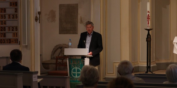 Prof. Dr. Hans-Jürgen Benedict beleuchtete in seinem Vortrag Borcherts Zugang zur Gottesfrage. Foto: © Wuttke/EAT