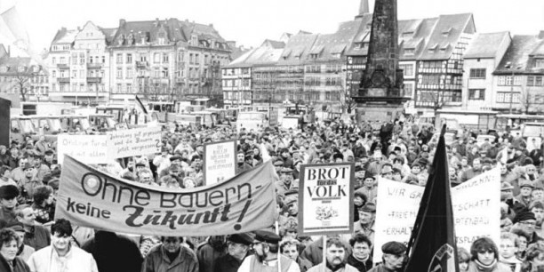 Die Rückkehr bäuerlichen Protests 1990: Demonstration von Landwirtinnen und Landwirten in Erfurt am 2. März 1990. Foto: Jürgen Ludwig, Bundesarchiv, Bild 183-1990-0302-028