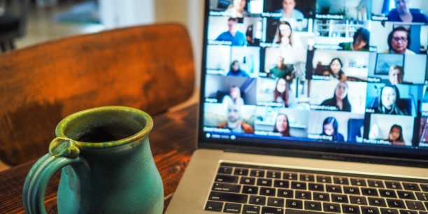Bei einem Kaffee über Gesellschaft reden - das ist wichtig für den Austausch, digital wie analog. Foto: Chris Montgomery/unsplash