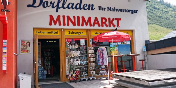 Minimarkt mit oder ohne Trödel? Oder Nahversorgungsmarkt mit allem drum und dran? Dorfladen ist nicht gleich Dorfladen, hier in Hintertux, Österreich. Foto: (c)Tiia Monto/Wikimedia Commons