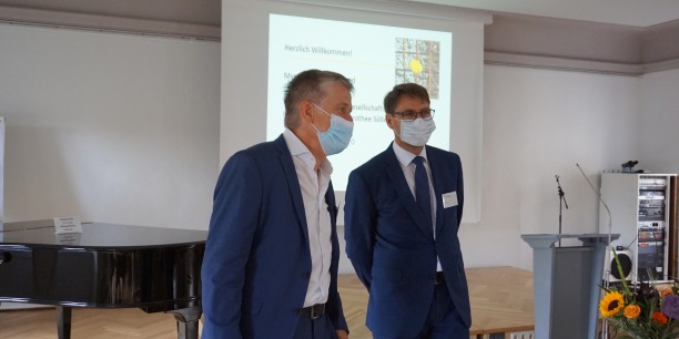 Die beiden Akademiedirektoren Sebastian Kranich (Neudietendorf) und Christoph Maier (Wittenberg) begrüßen die Tagungsgäste. Foto: © EAT