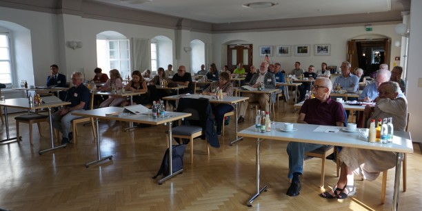 Der Chorsaal des Zinzendorfhauses war unter den derzeitigen Corona-Bedingungen maximal ausgelastet. Foto: © EAT