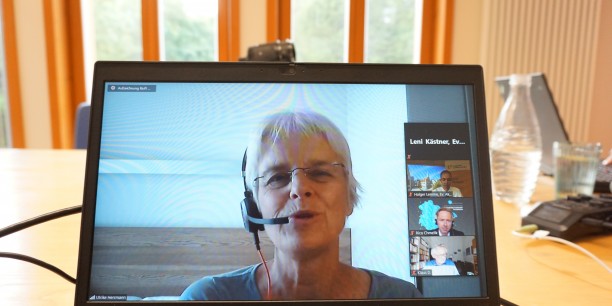 Der klimafreundlichen Mobilität gehört die Zukunft. Ulrike Herrmann, taz-Wirtschaftsredakteurin, moderiert den Online-Augustinerdiskurs fachkundig und kritisch. Foto: © Kästner/EAT