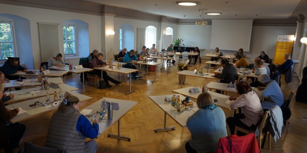 Im Chorsaal des Zinzendorfhauses fand vom 2. bis 4. Oktober zum ersten Mal die Ost-West-Schreibwerkstatt statt. Foto: © EAT