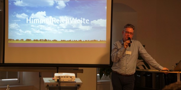 Christoph Breit sprach beim Fachtag HIMMELREICHWEITE darüber, wie Kirche online mehr Menschen erreichen kann. Foto: © EAT/Gerhardt