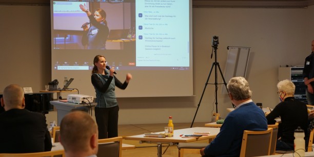Dr. Annika Schreiter moderierte das Barcamp. Dabei galt es, sowohl die digitalen Teilnehmenden im Blick zu behalten als auch die in Neudietendorf. Foto: © EAT/Lübbers