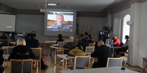 "Hallo Gott, kannst du mich hören?" - Landesbischof Friedrich Kramer war beim Barcamp Kirche Online mit einer Morgendandacht per Zoom vertreten. Foto: © EAT/Lübbers