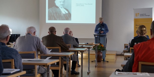 Dr. Susanne Böhm spricht über Titus Reuter. Foto: © EAT
