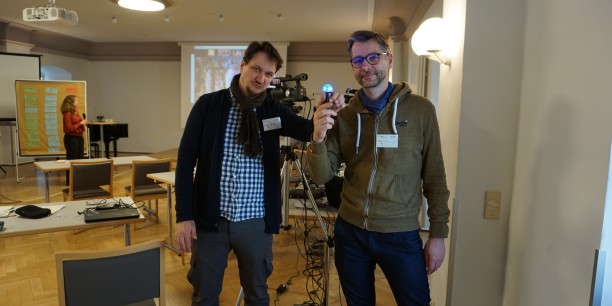 Frank Feuerschütz und Tobias Kummetat von der EKBO nahmen den symbolischen Barcamp-Staffelstab in Empfang. Foto:© EAT/Lübbers