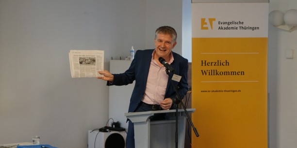 Dr. Sebastian Kranich zeigt die Jubiläums-Ausgabe von „Glaube und Heimat“. Foto: © EAT