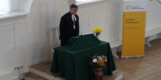In seiner Predigt ging Regionalbischof Tobias Schüfer auch auf die Rolle der Akademie als Bindeglied zwischen Kirche und Gesellschaft ein. Foto: © Zubarik/EAT