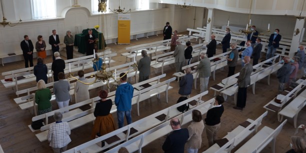 Zum Festgottesdienst anlässlich des 30-jährigen Jubiläums der EAT im Zinzendorfhaus kam man im Kirchsaal der Brüdergemeine Neudietendorf zusammen. Foto: © Zubarik/EAT