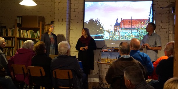 Burkhard Kolbmüller, Vorsitzender des KulturNaturHof Bechstedt e.V., eröffnete den Abend mit dem Künstlerduo Yvonne Andrä und Stefan Petermann. Foto: © Zubarik/EAT