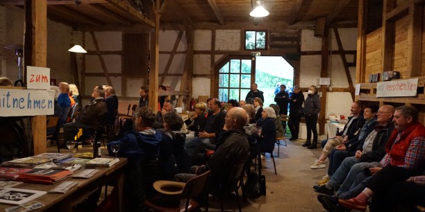 Die Kulturscheune war mit knapp 60 Besucher:innen gut gefüllt. Foto: © Zubarik/EAT