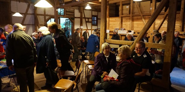 Die vorgestellten Texte und Bilder stießen auf großes Interesse; nach der Lesung ergaben sich viele Gespräche. Foto: © Zubarik/EAT